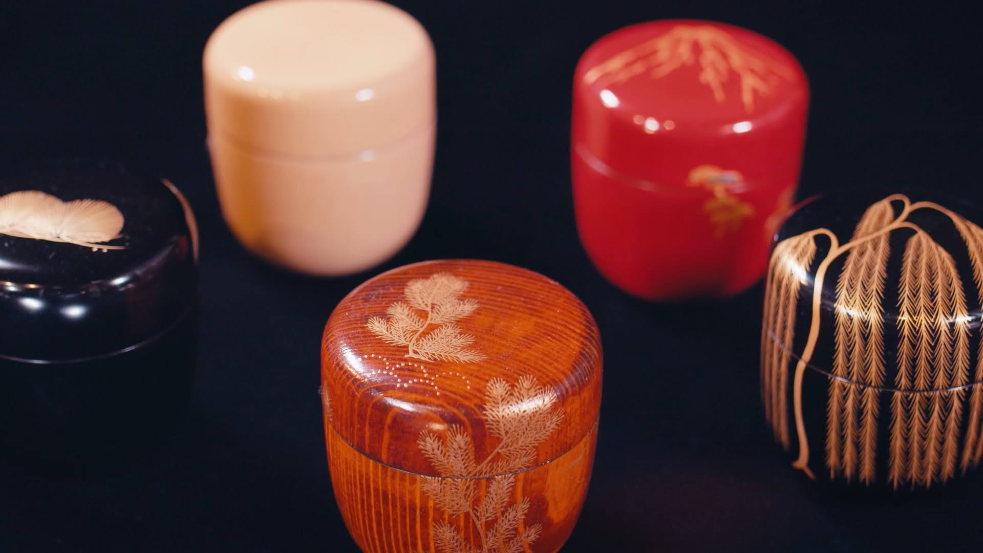 Pottery, a traditional craft of Nagano Prefecture in various colors