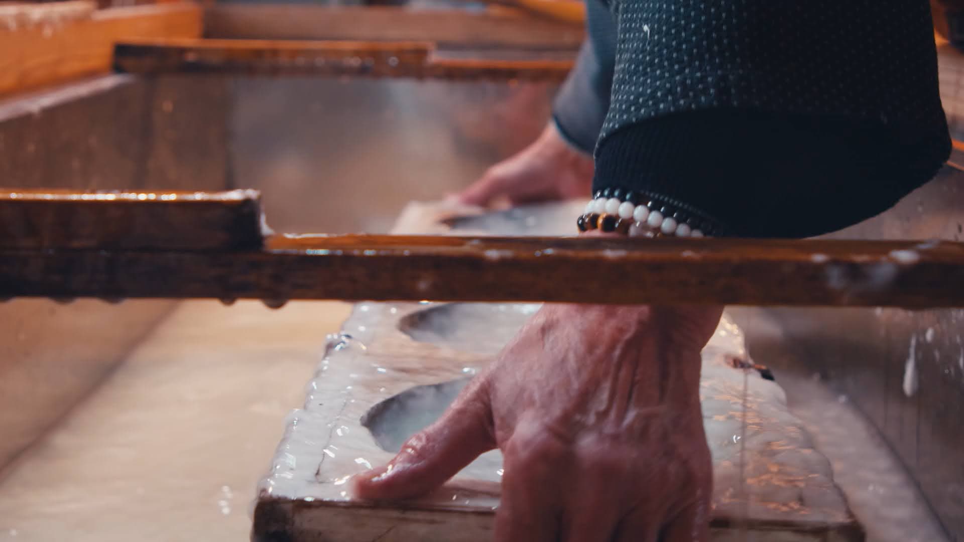 Production of Uchiyama Washi paper, a specialty of Nagano Prefecture